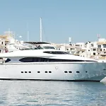 Super Yacht Located In Puerto Banus Ботель Марбелья