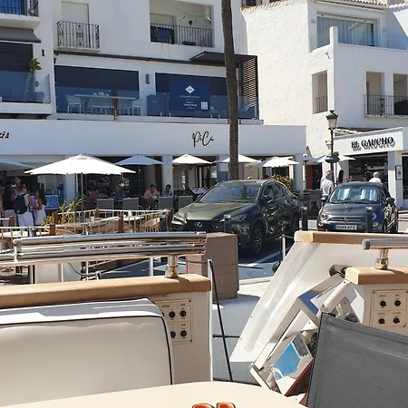 Hotel en barco Super Yacht Located In Puerto Banus Marbella