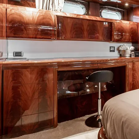 Super Yacht Located In Puerto Banus Hotel en barco *