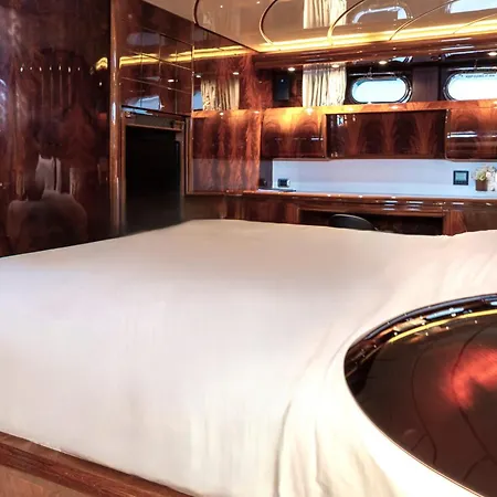 Super Yacht Located In Puerto Banus Ботель *