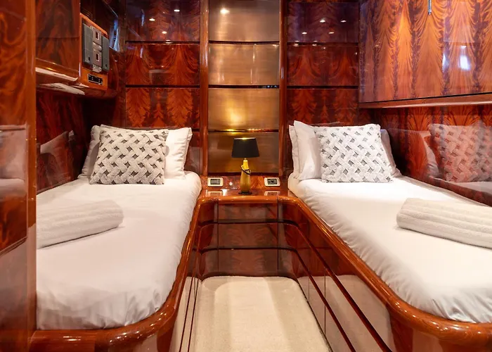 Super Yacht Located In Puerto Banus Hotel en barco