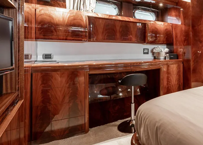 Super Yacht Located In Puerto Banus Hotel en barco *