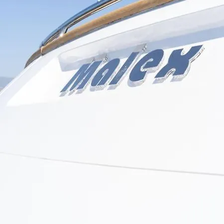 Super Yacht Located In Puerto Banus 보트호텔 마르베야