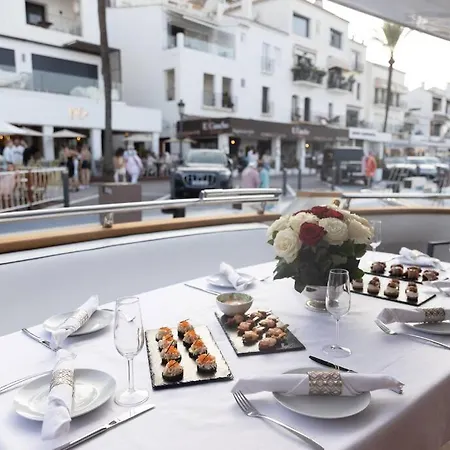 Super Yacht Located In Puerto Banus Ботель