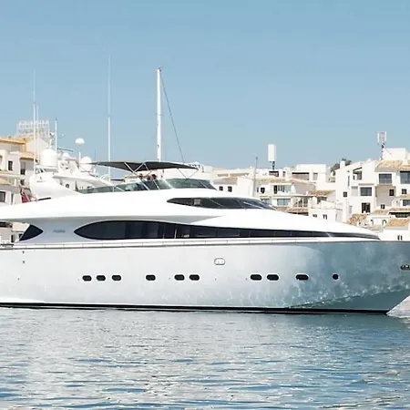 Super Yacht Located In Puerto Banus 보트호텔 마르베야