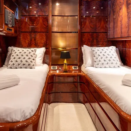 Super Yacht Located In Puerto Banus 船上ホテル