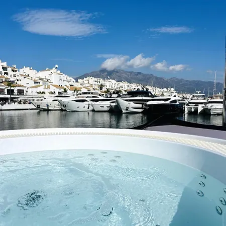 Super Yacht Located In Puerto Banus マルベーリャ