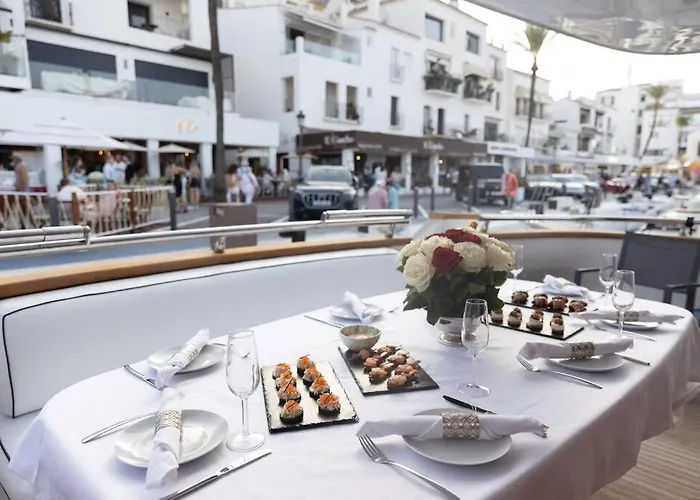 Super Yacht Located In Puerto Banus 보트호텔