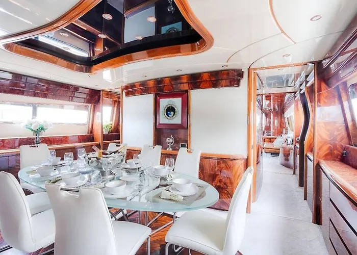 Super Yacht Located In Puerto Banus * 마르베야