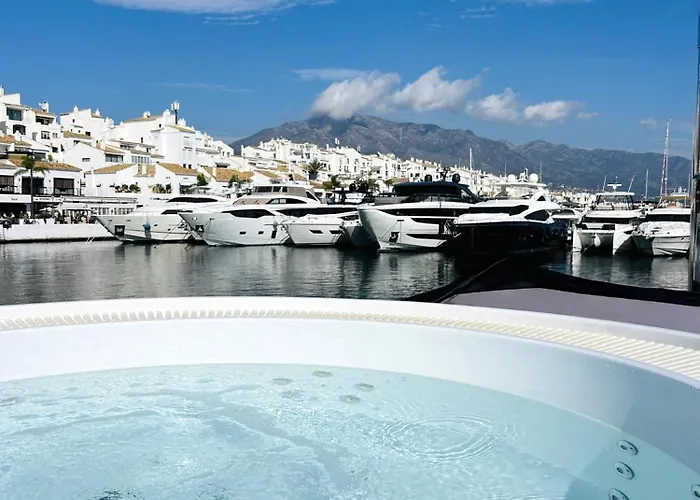 Super Yacht Located In Puerto Banus 마르베야