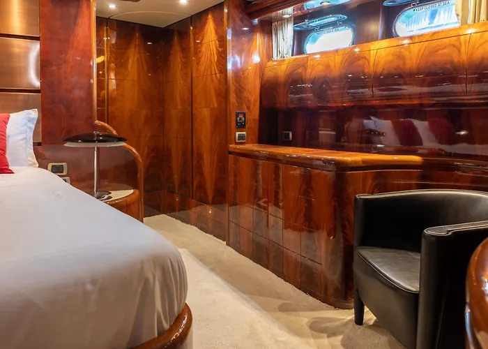 Super Yacht Located In Puerto Banus * 마르베야