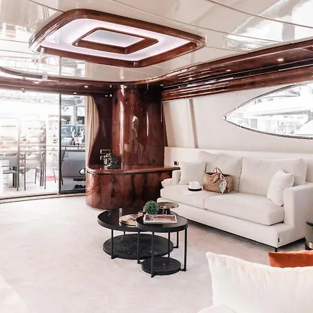 Super Yacht Located In Puerto Banus ספינת מלון